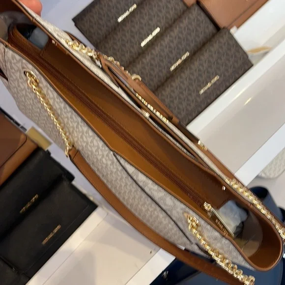 Michael Kors Jet Set Travel Large Chained Tote Shoulder Bag MK Vanilla 

NWT - Picture 6 of 16